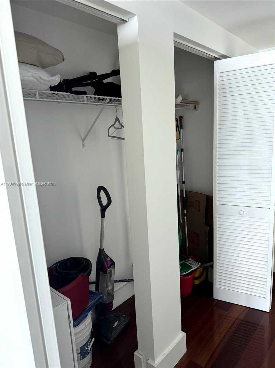 Small Image of 950 BRICKELL BAY DR #3710, Miami Number 26