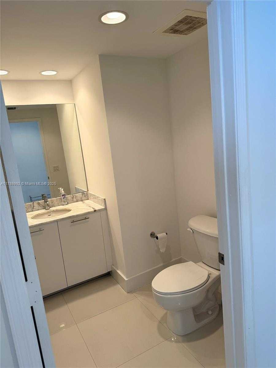 Small Image of 950 BRICKELL BAY DR #3710, Miami Number 30