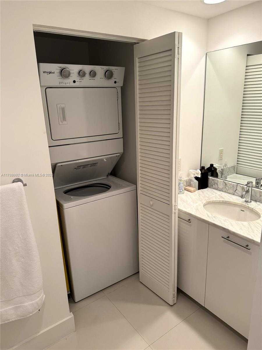Small Image of 950 BRICKELL BAY DR #3710, Miami Number 31
