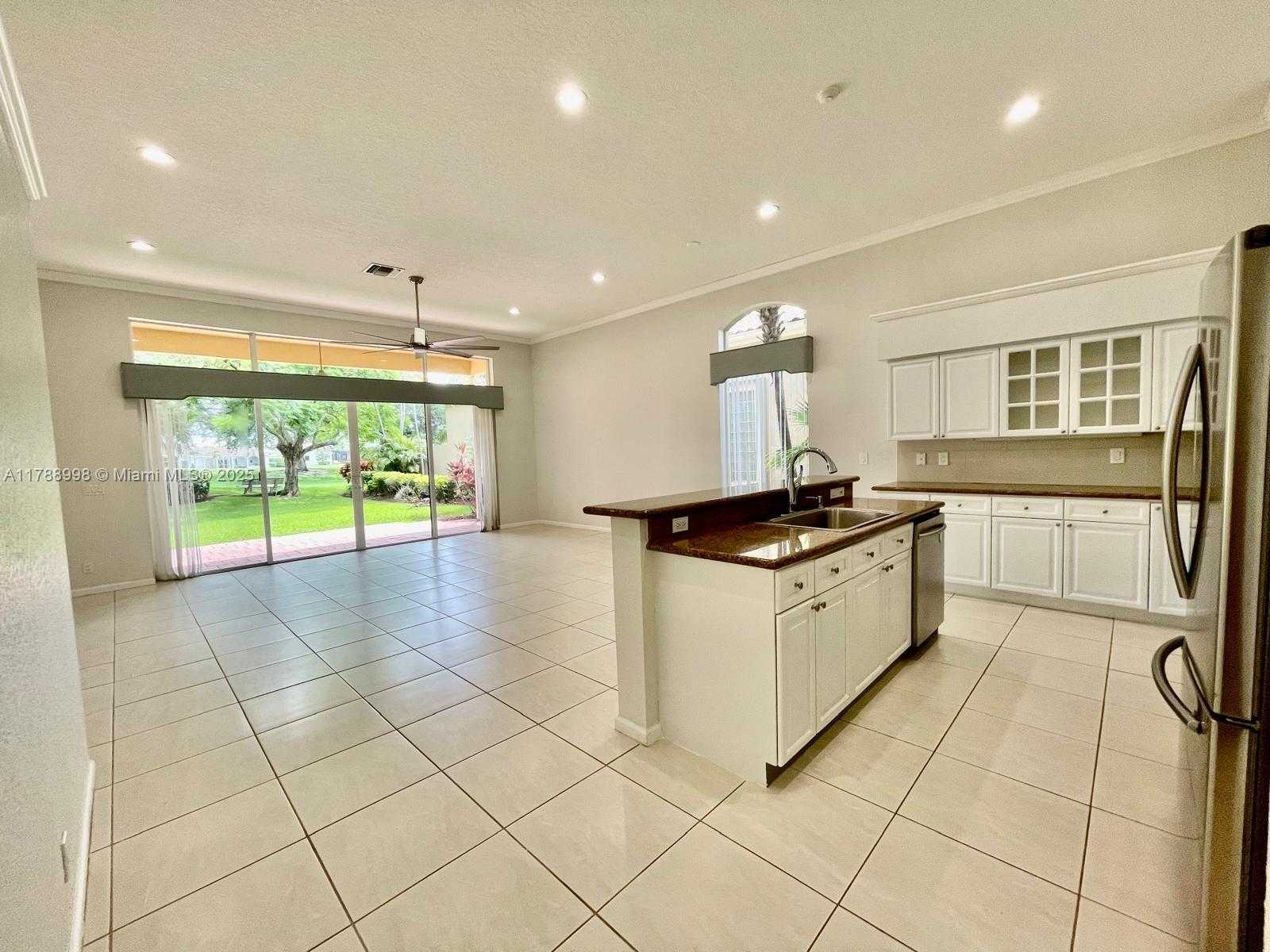 Small Image of 2470 BAY ISLE CT, Weston Number 4