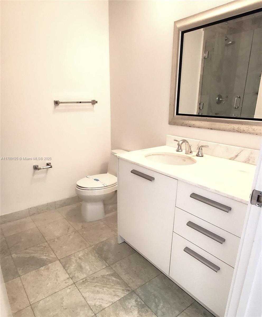 Small Image of 1060 Brickell Ave, Miami, FL 33131, USA Number 13