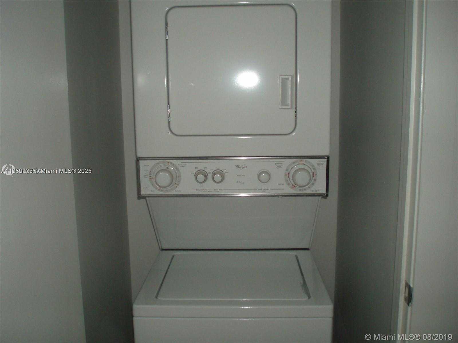 Small Image of 1060 Brickell Ave, Miami, FL 33131, USA Number 17