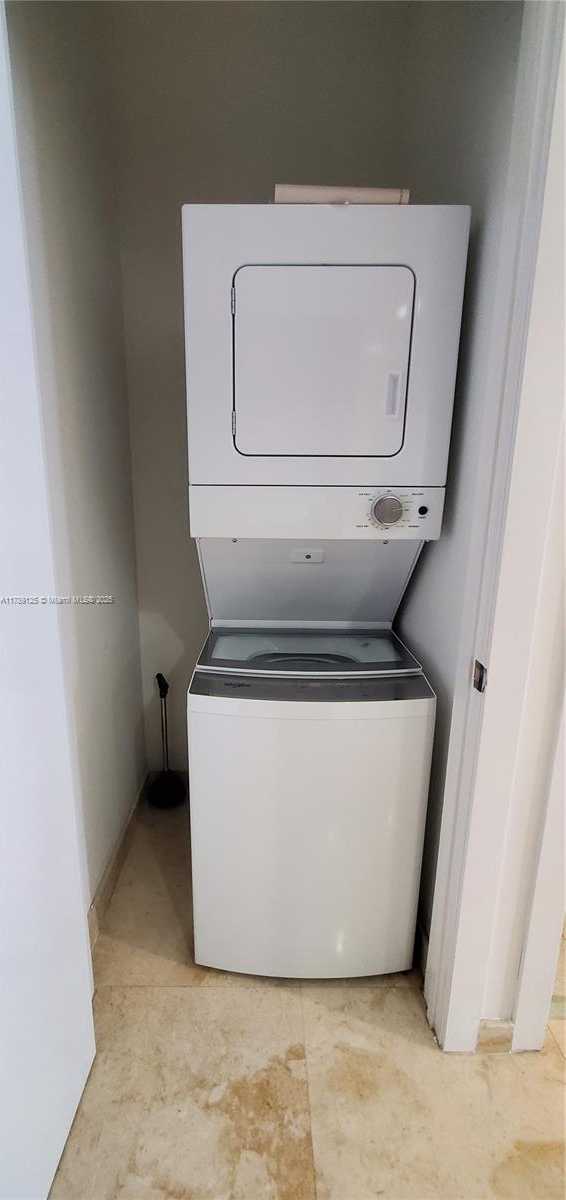 Small Image of 1060 Brickell Ave, Miami, FL 33131, USA Number 18