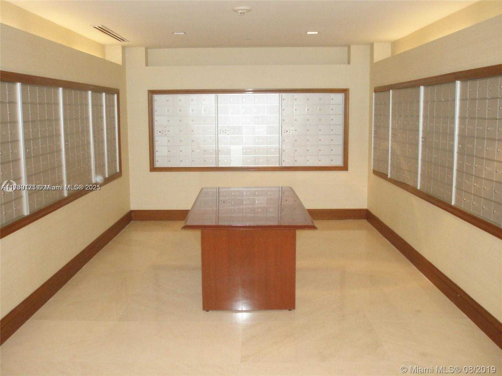Small Image of 1060 Brickell Ave, Miami, FL 33131, USA Number 22