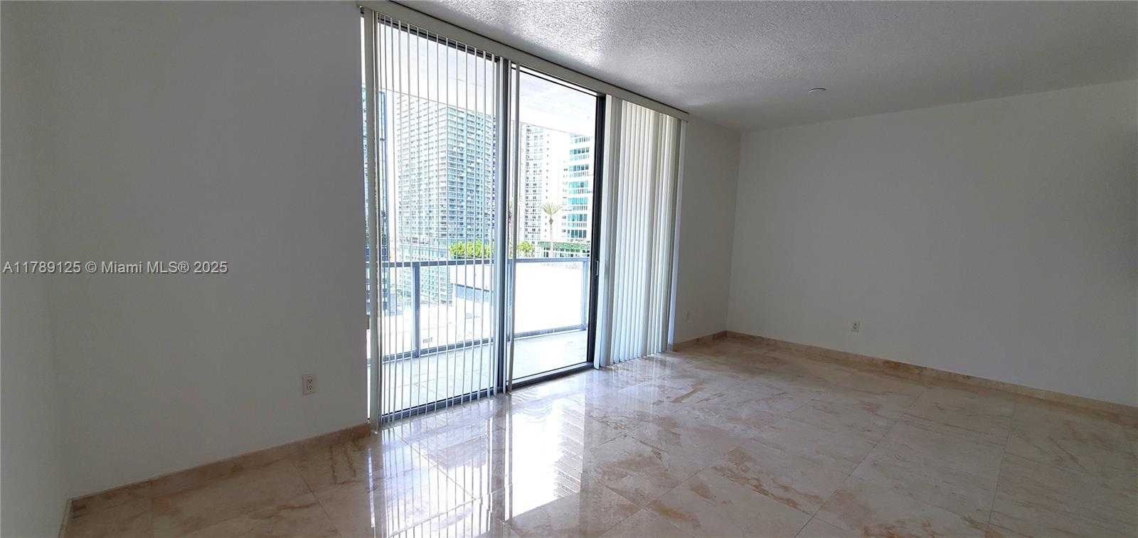 Small Image of 1060 Brickell Ave, Miami, FL 33131, USA Number 5