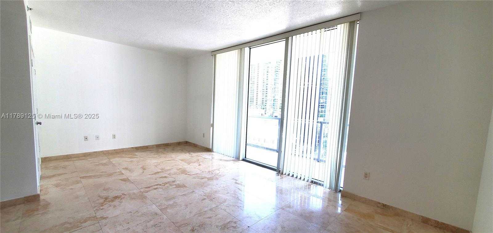Small Image of 1060 Brickell Ave, Miami, FL 33131, USA Number 6