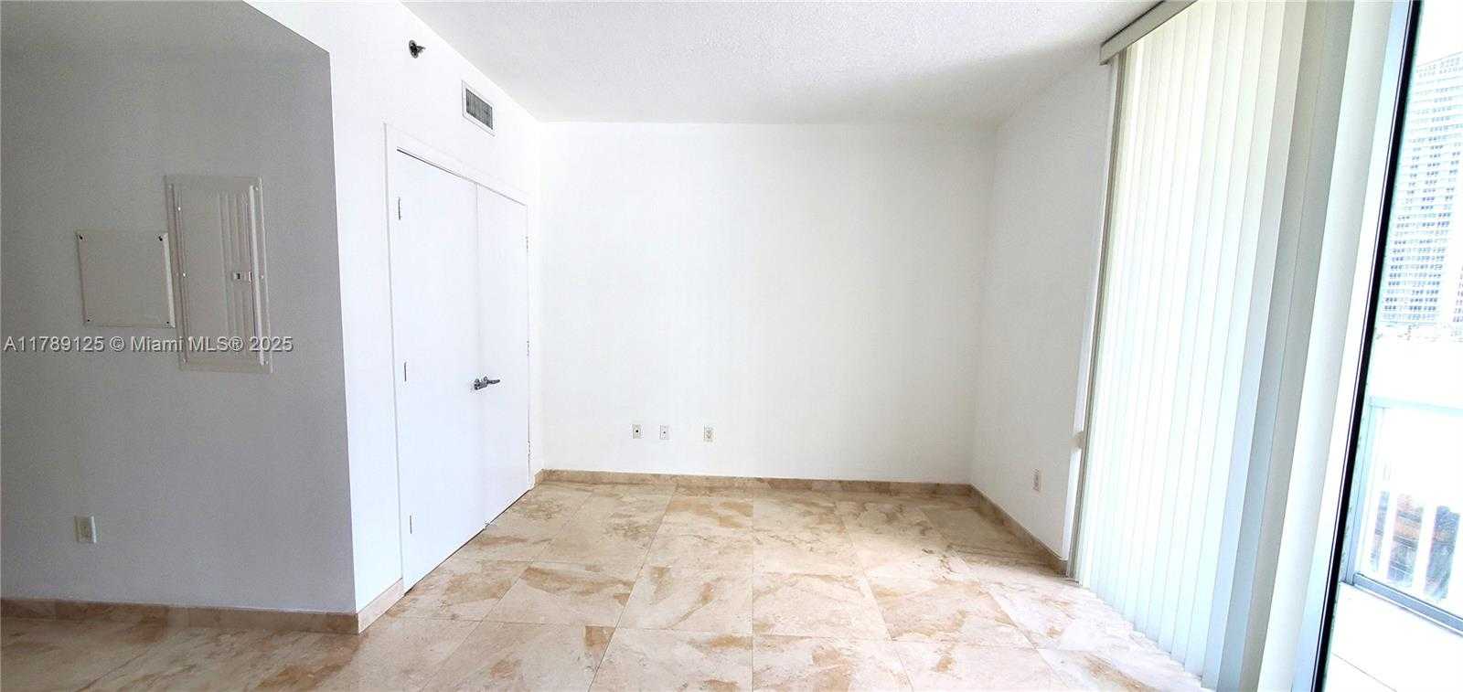 Small Image of 1060 Brickell Ave, Miami, FL 33131, USA Number 7