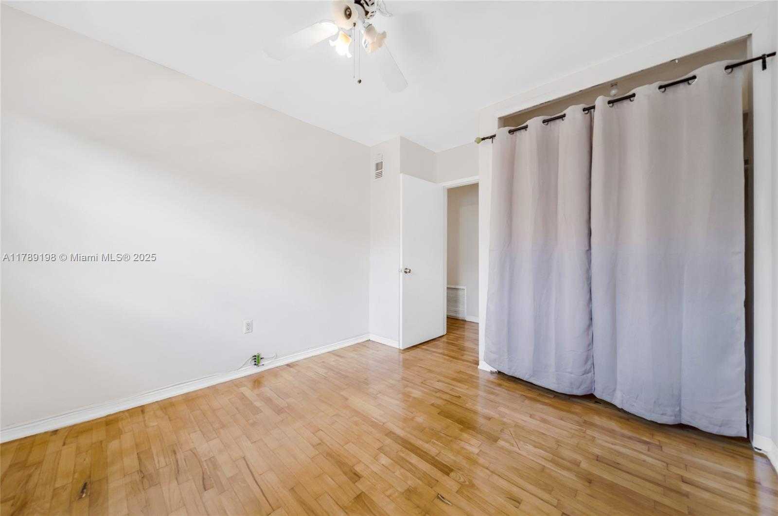 Small Image of 7412 GARY AVE #7412, Miami Beach Number 18