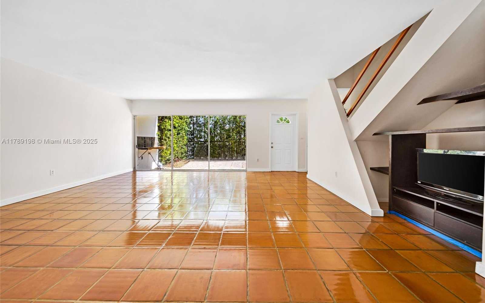 Small Image of 7412 GARY AVE #7412, Miami Beach Number 3