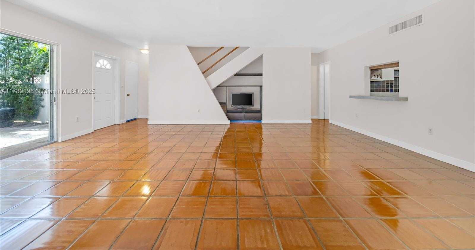Small Image of 7412 GARY AVE #7412, Miami Beach Number 4