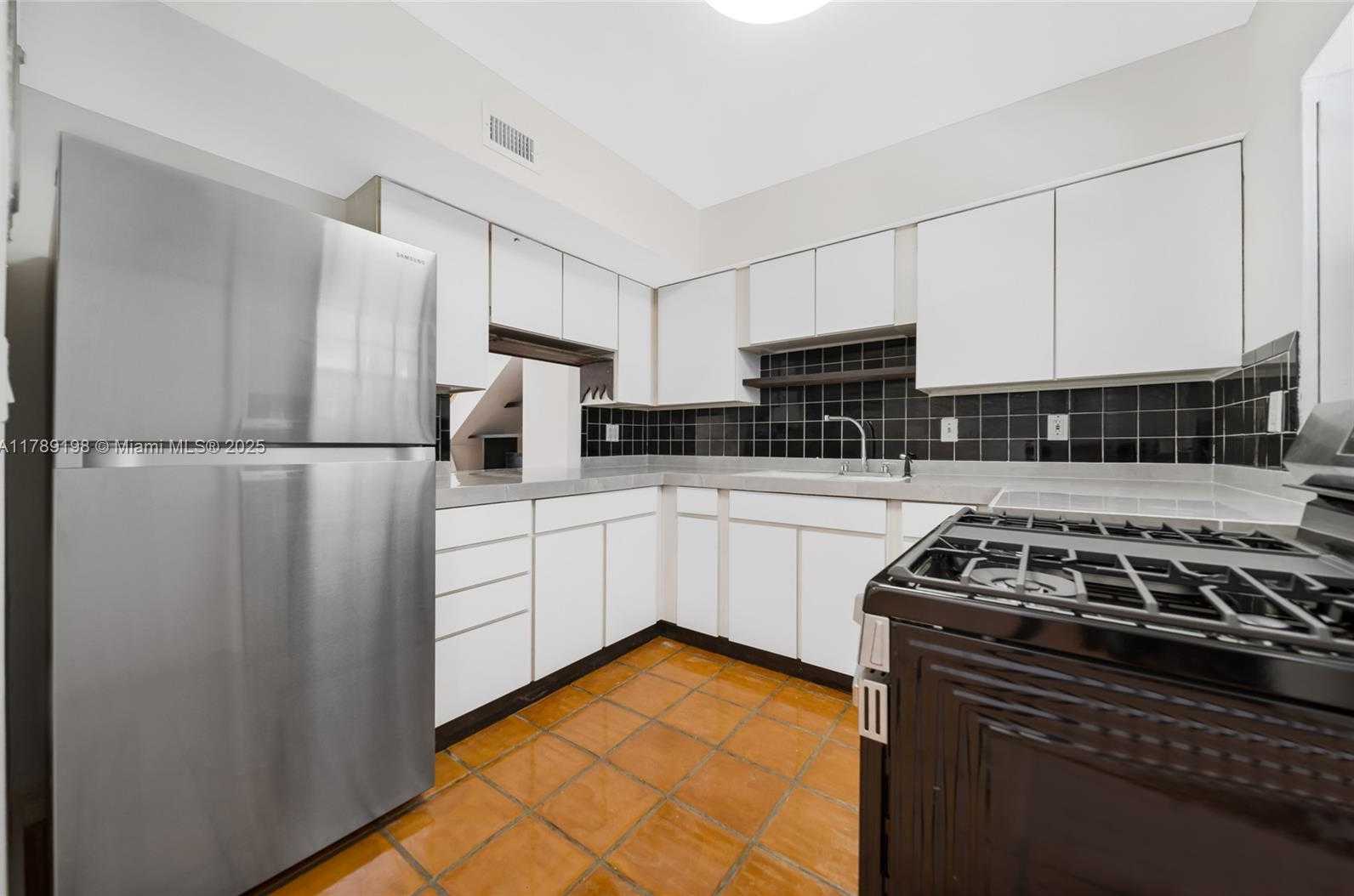 Small Image of 7412 GARY AVE #7412, Miami Beach Number 6