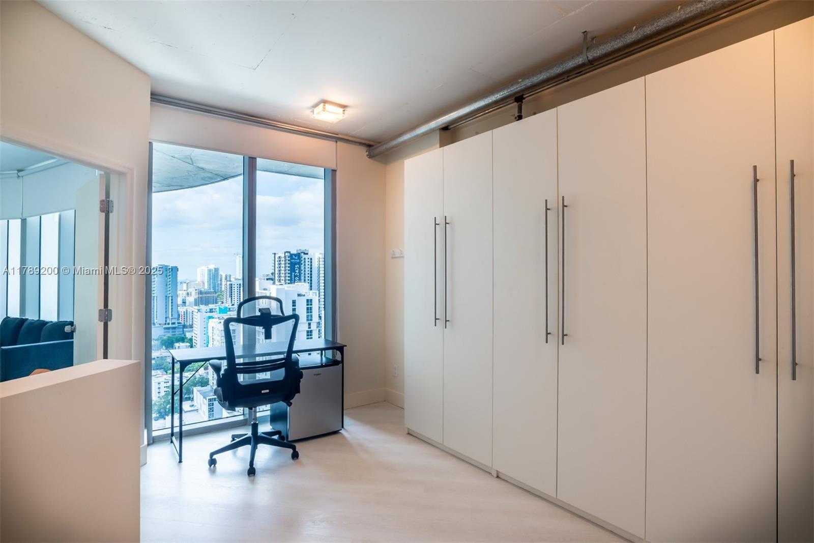 Small Image of 690 SOUTH WEST 1ST CT #2527, Miami Number 14