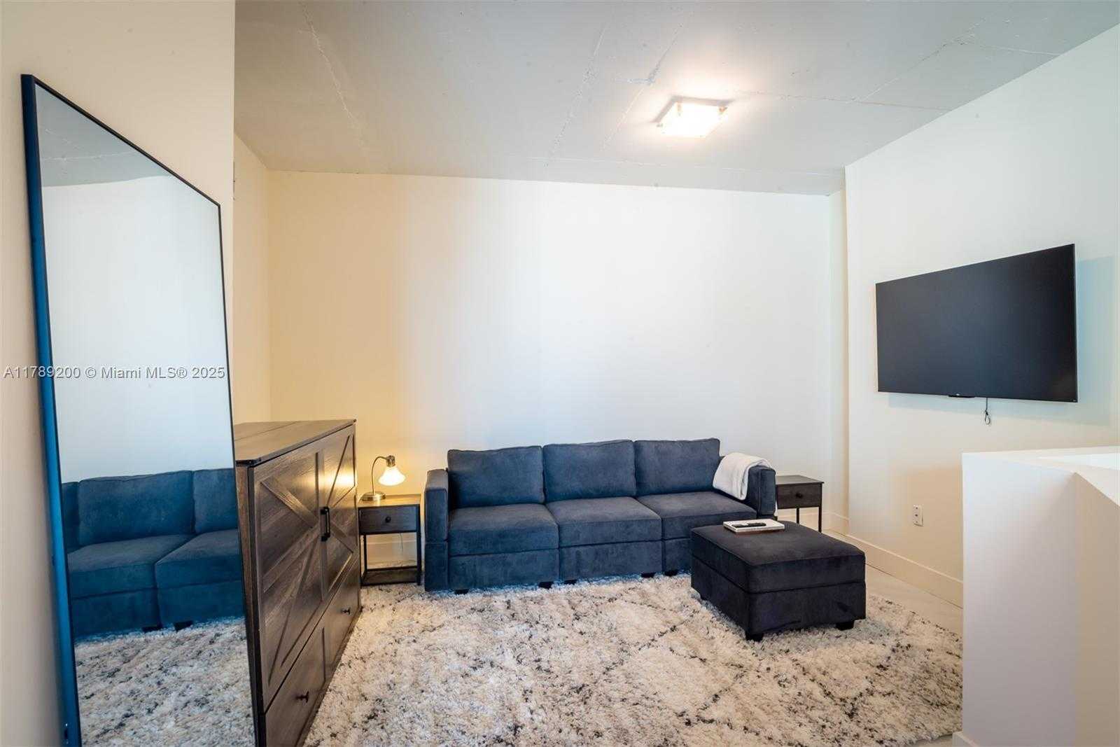 Small Image of 690 SOUTH WEST 1ST CT #2527, Miami Number 18