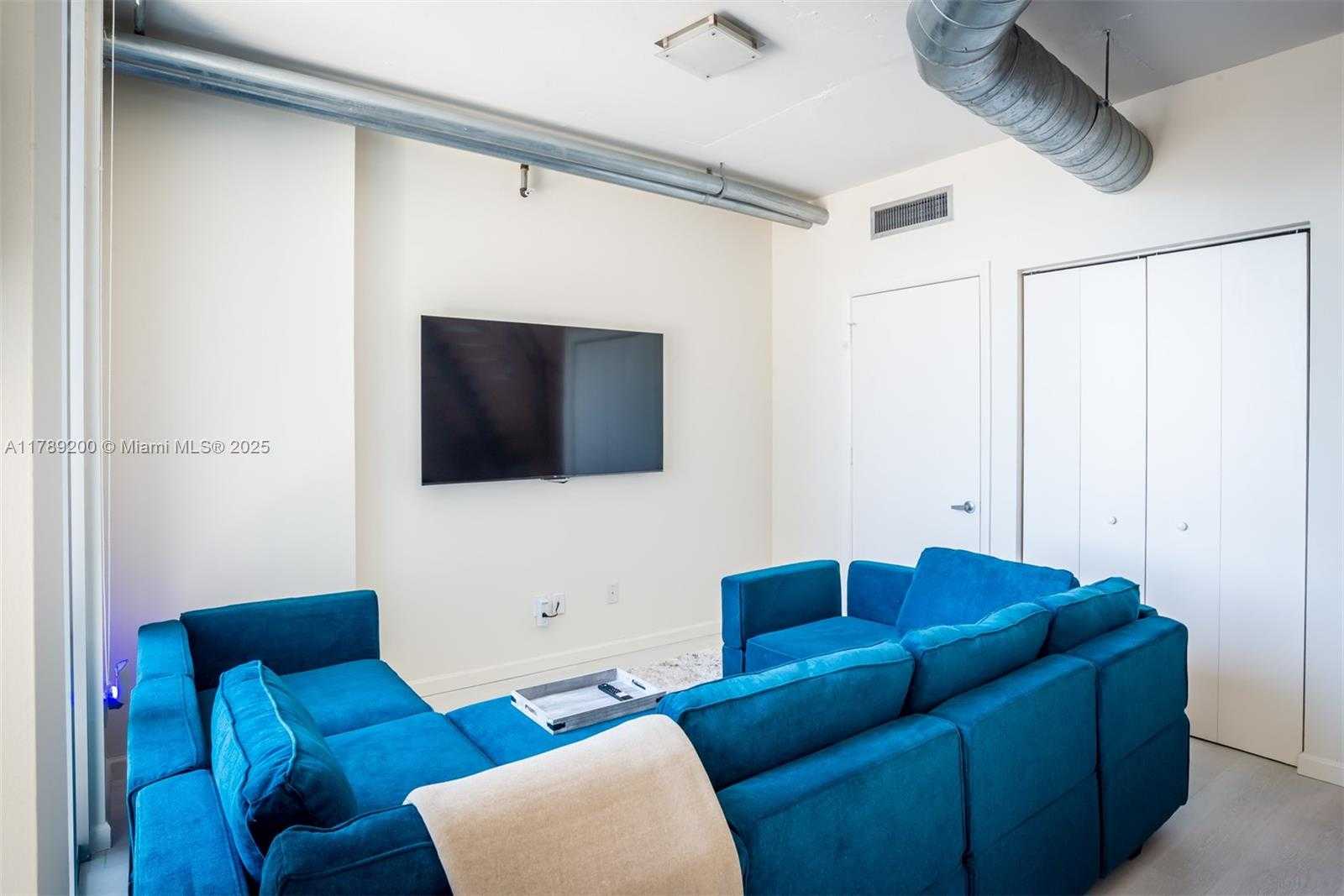 Small Image of 690 SOUTH WEST 1ST CT #2527, Miami Number 8