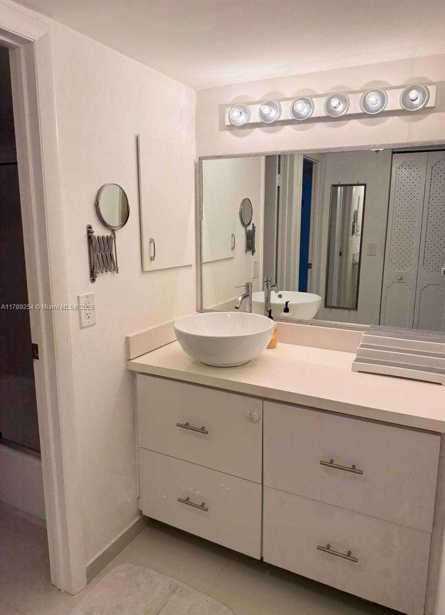 Small Image of 20500 E Country Club Dr, Aventura, FL 33180, USA Number 10