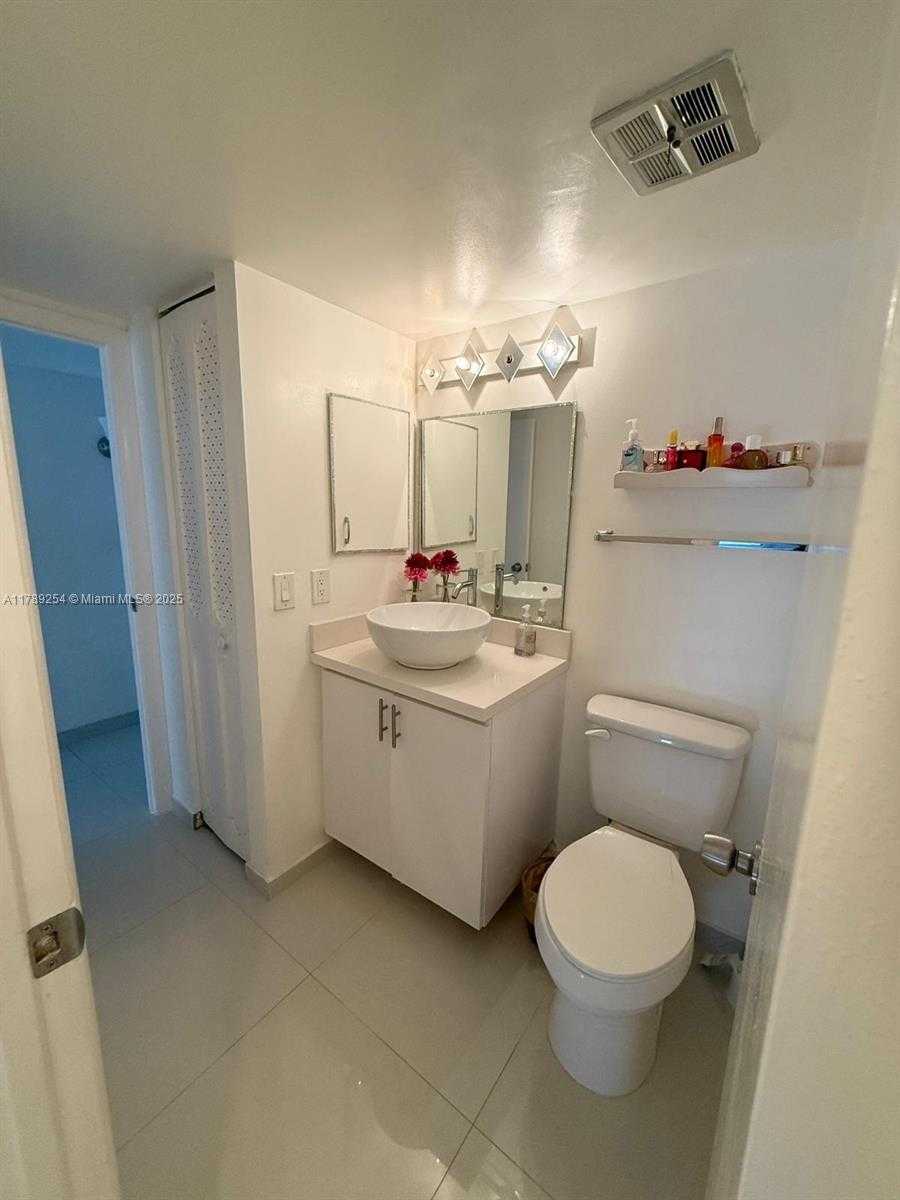 Small Image of 20500 E Country Club Dr, Aventura, FL 33180, USA Number 11