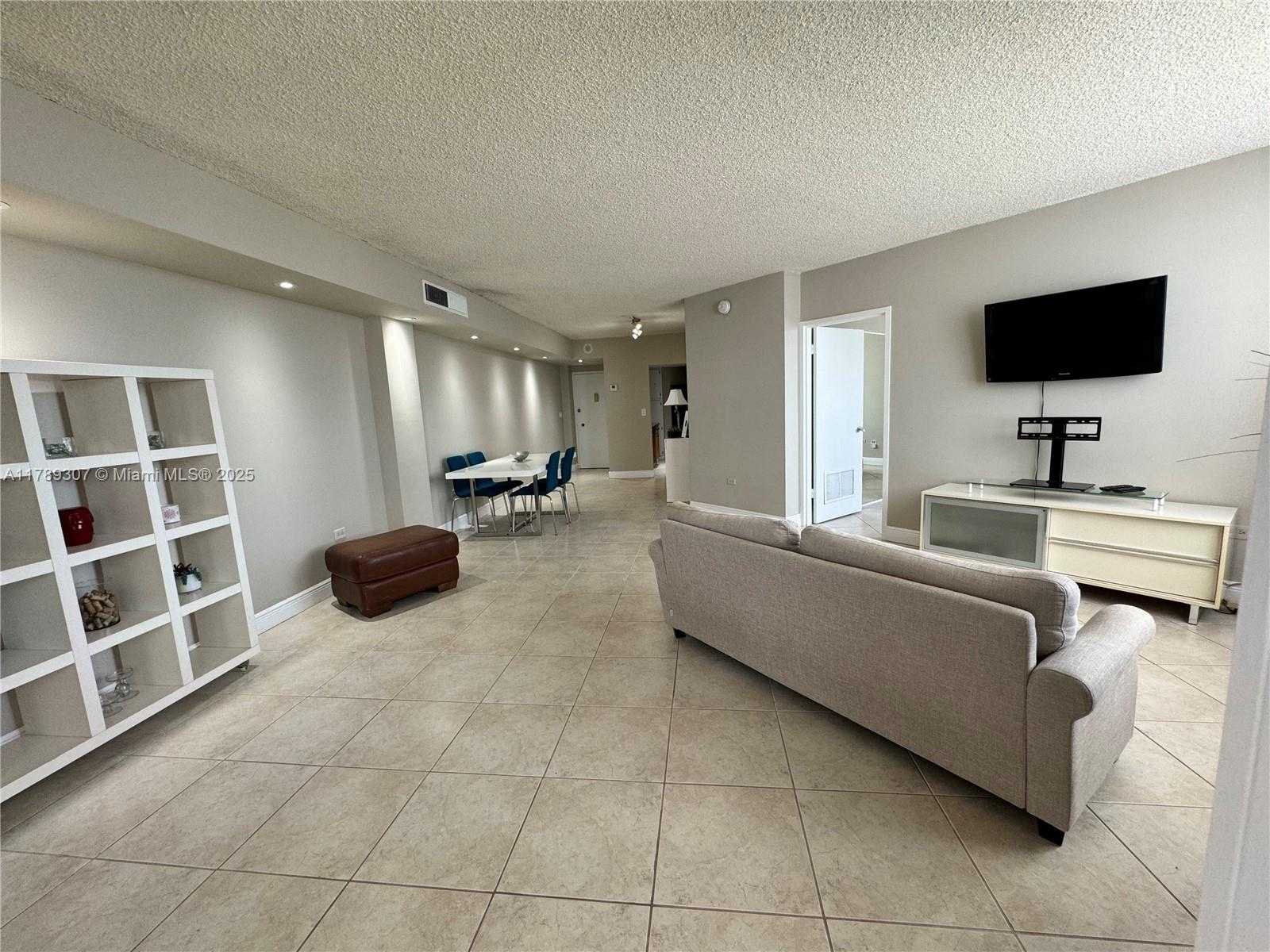 Small Image of 801 BRICKELL BAY DR #465, Miami Number 4