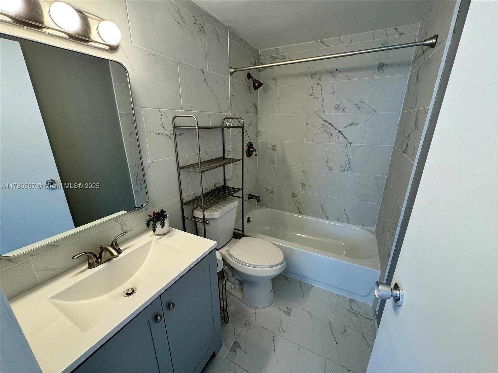 Small Image of 801 BRICKELL BAY DR #465, Miami Number 6