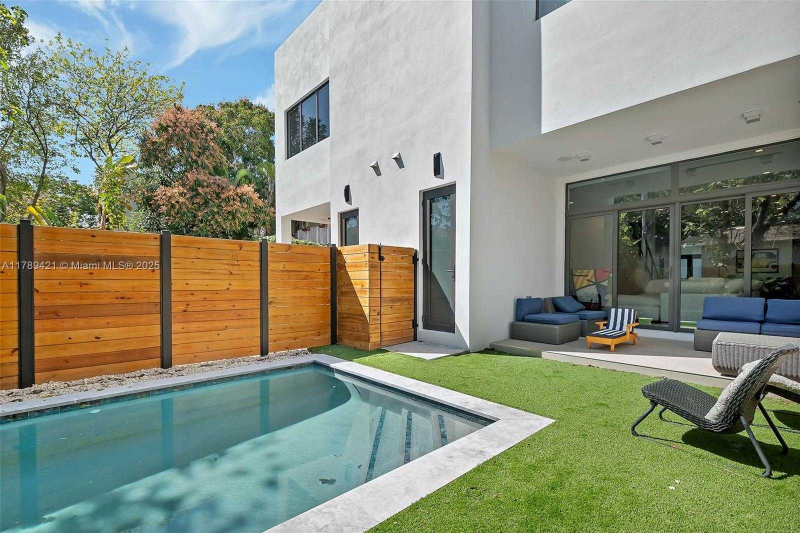 Small Image of 3045 ELIZABETH ST, Miami Number 10