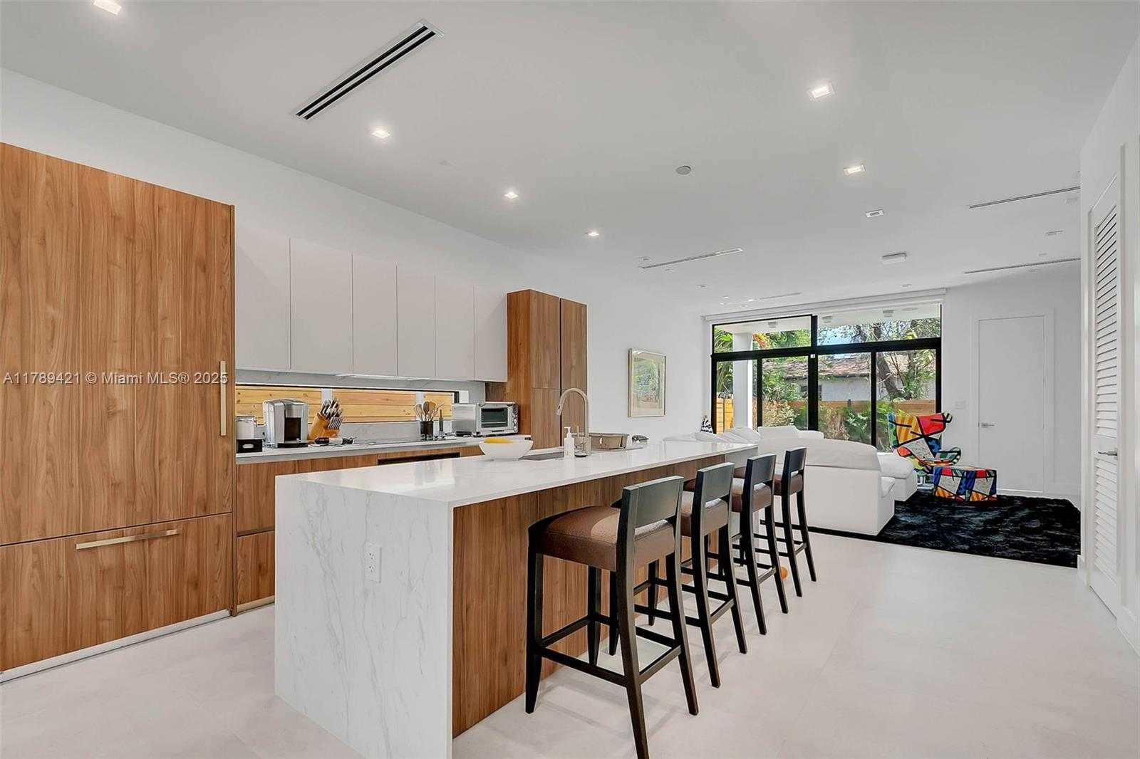 Small Image of 3045 ELIZABETH ST, Miami Number 6