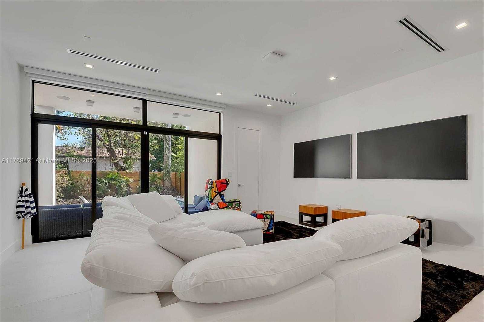 Small Image of 3045 ELIZABETH ST, Miami Number 7