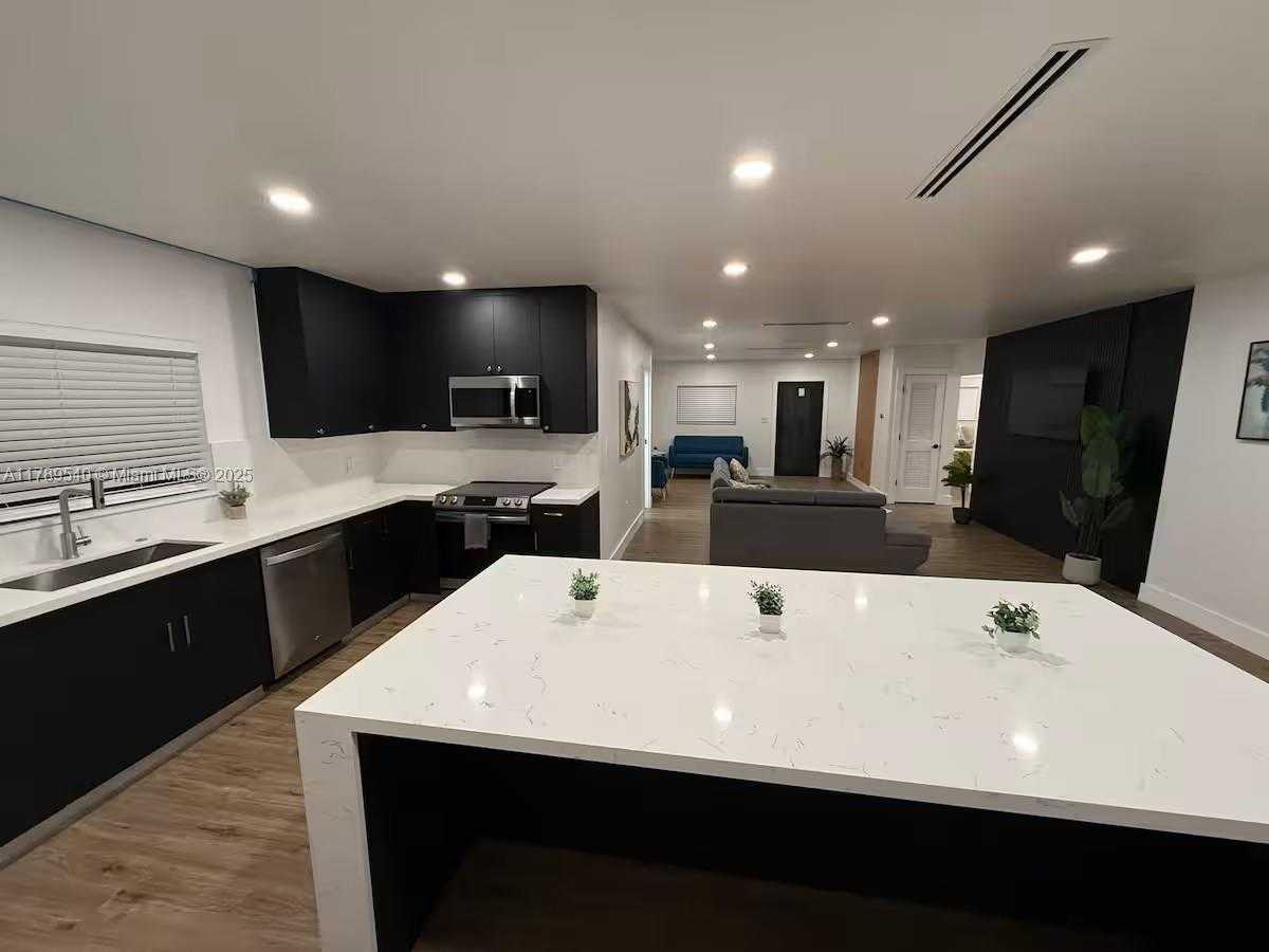 Small Image of 2918 SOUTH WEST 2ND ST #2918, Miami Number 13