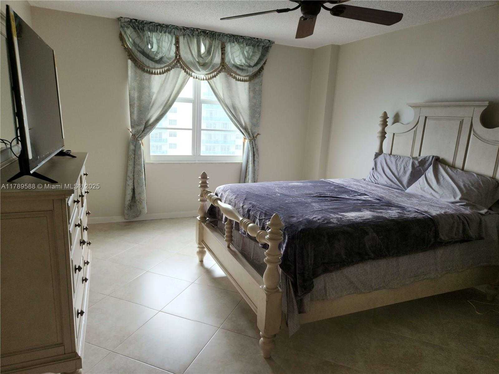Small Image of 3725 SOUTH OCEAN DR #1108, Hollywood Number 9