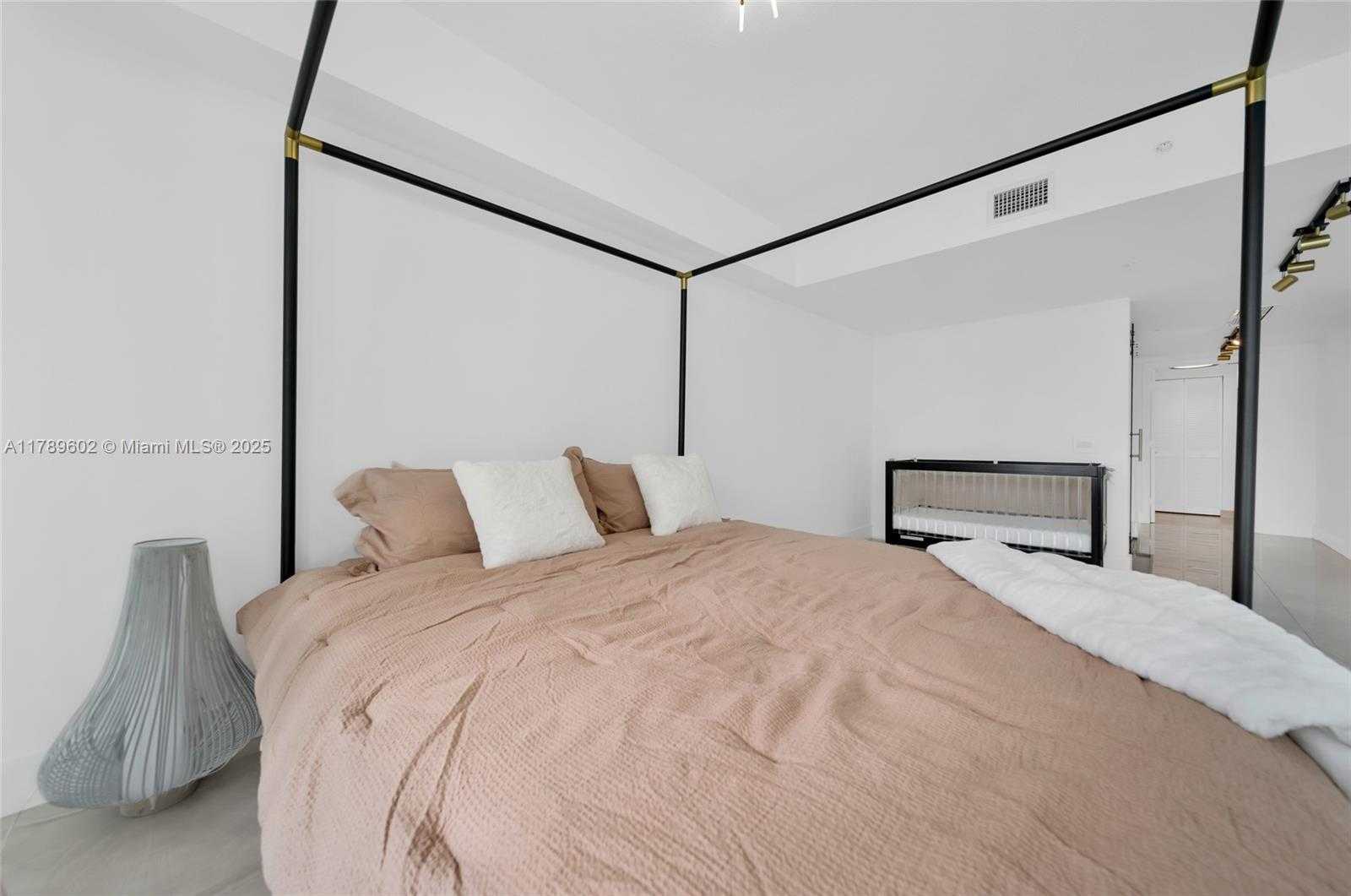Small Image of 41 SOUTH EAST 5TH ST #1407, Miami Number 12