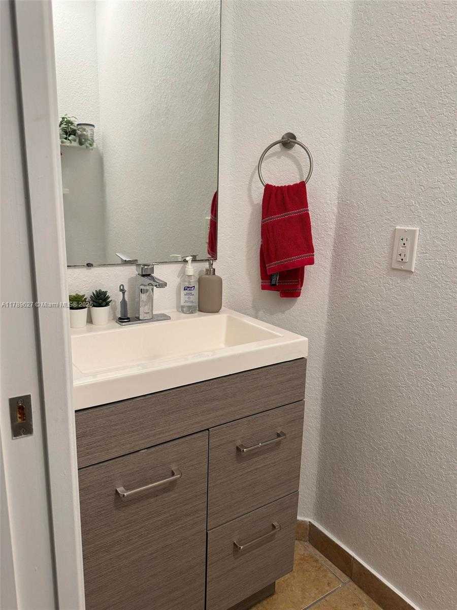 Small Image of 10800 NORTH WEST 88TH TER #204, Doral Number 4