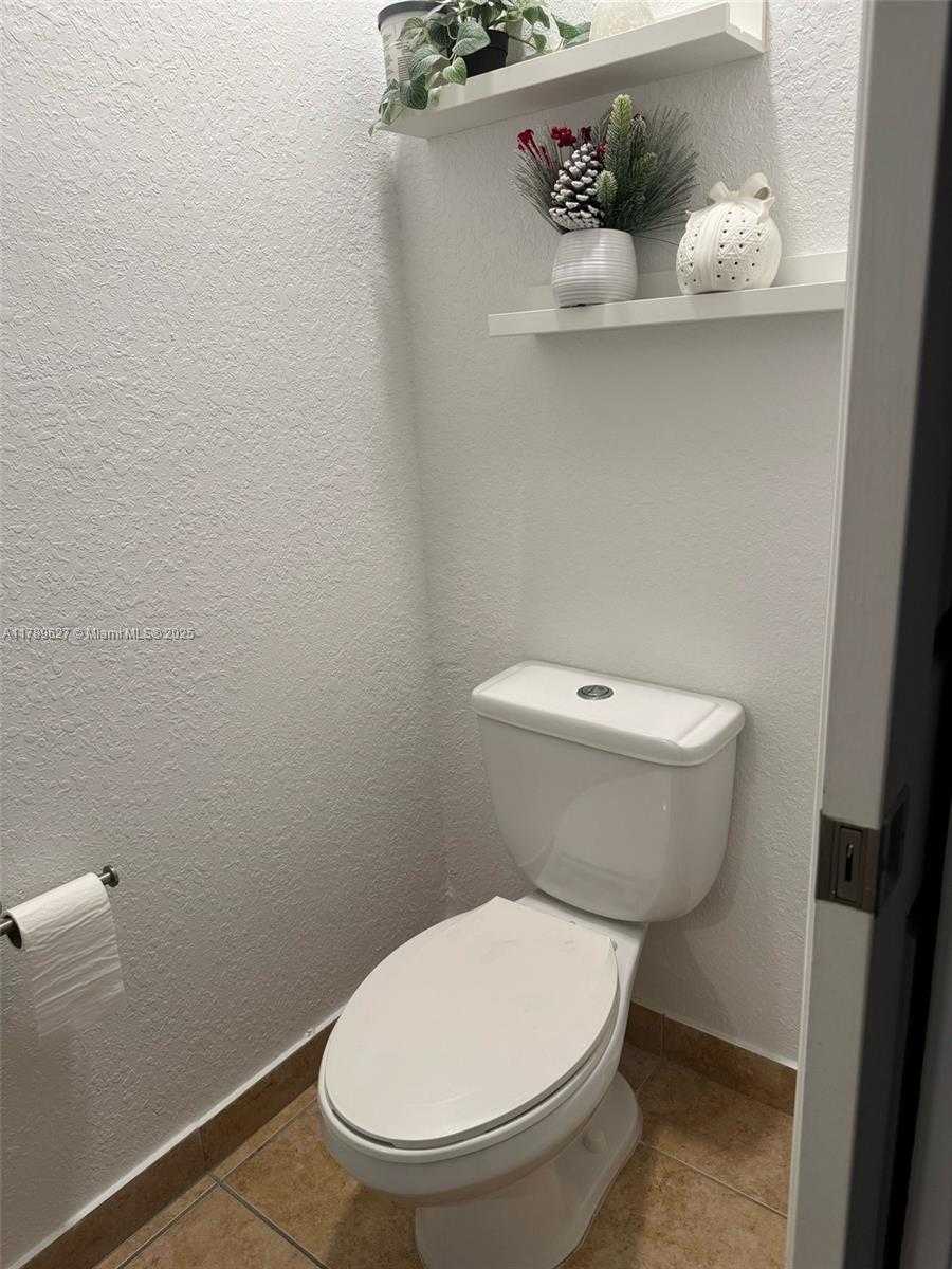 Small Image of 10800 NORTH WEST 88TH TER #204, Doral Number 5