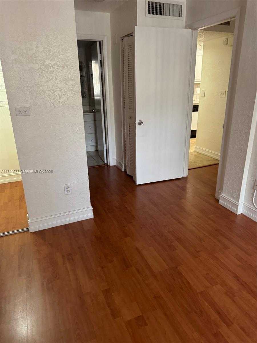 Small Image of 14311 NORTH KENDALL DR #202A, Miami Number 7