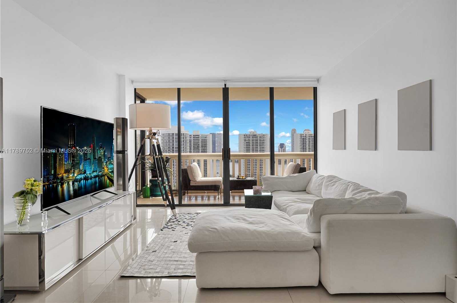 Small Image of 1000 ISLAND BLVD #2508, Aventura Number 3