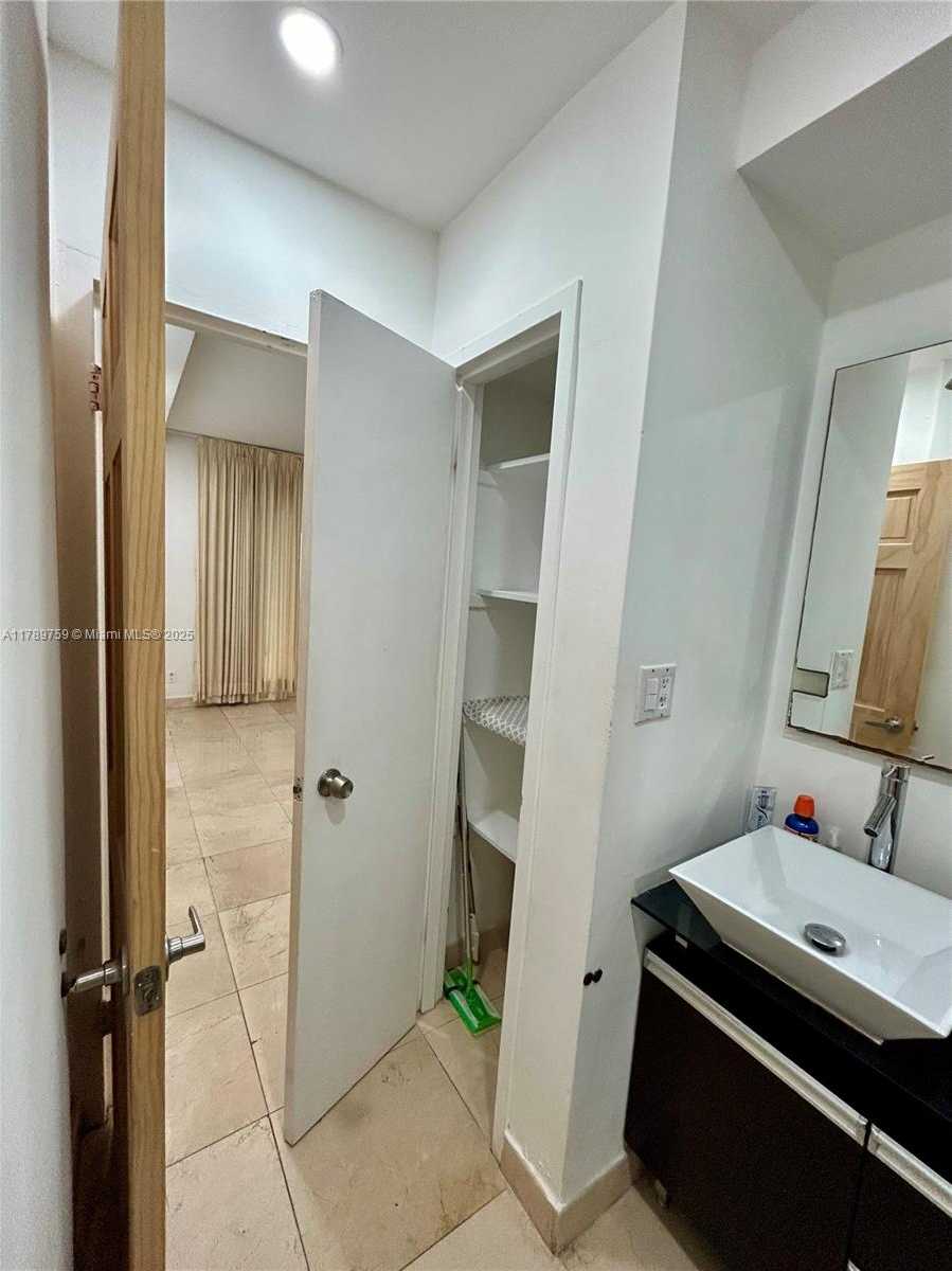 Small Image of 5401 COLLINS AVE #514, Miami Beach Number 29