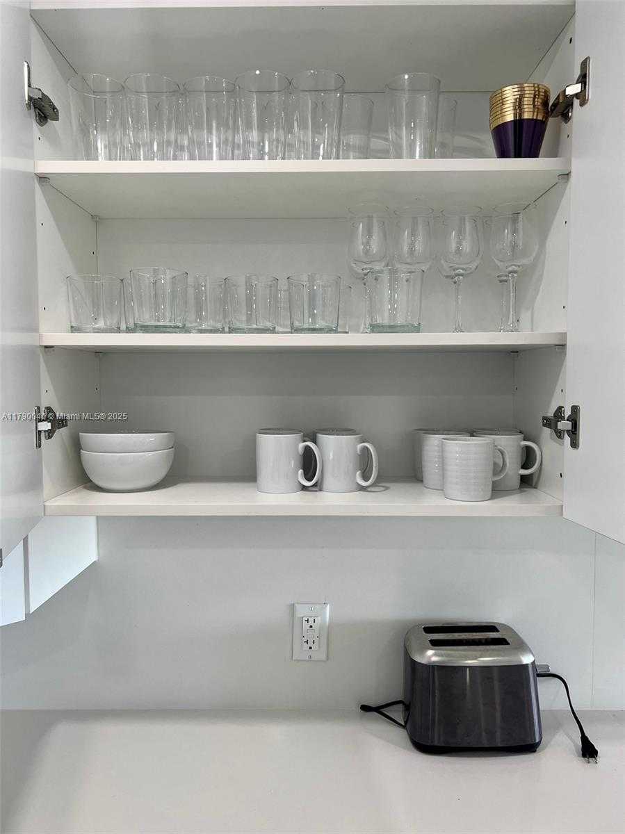 Small Image of 155 OCEAN LANE DR #1011, Key Biscayne Number 17