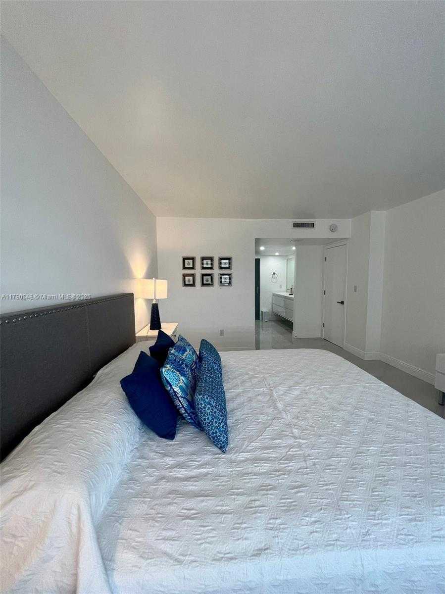 Small Image of 155 OCEAN LANE DR #1011, Key Biscayne Number 33