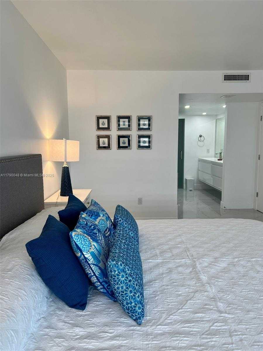 Small Image of 155 OCEAN LANE DR #1011, Key Biscayne Number 34