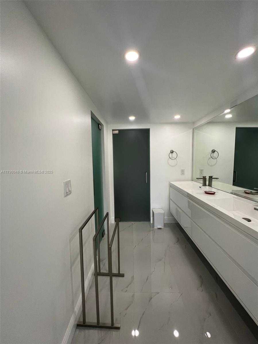 Small Image of 155 OCEAN LANE DR #1011, Key Biscayne Number 35