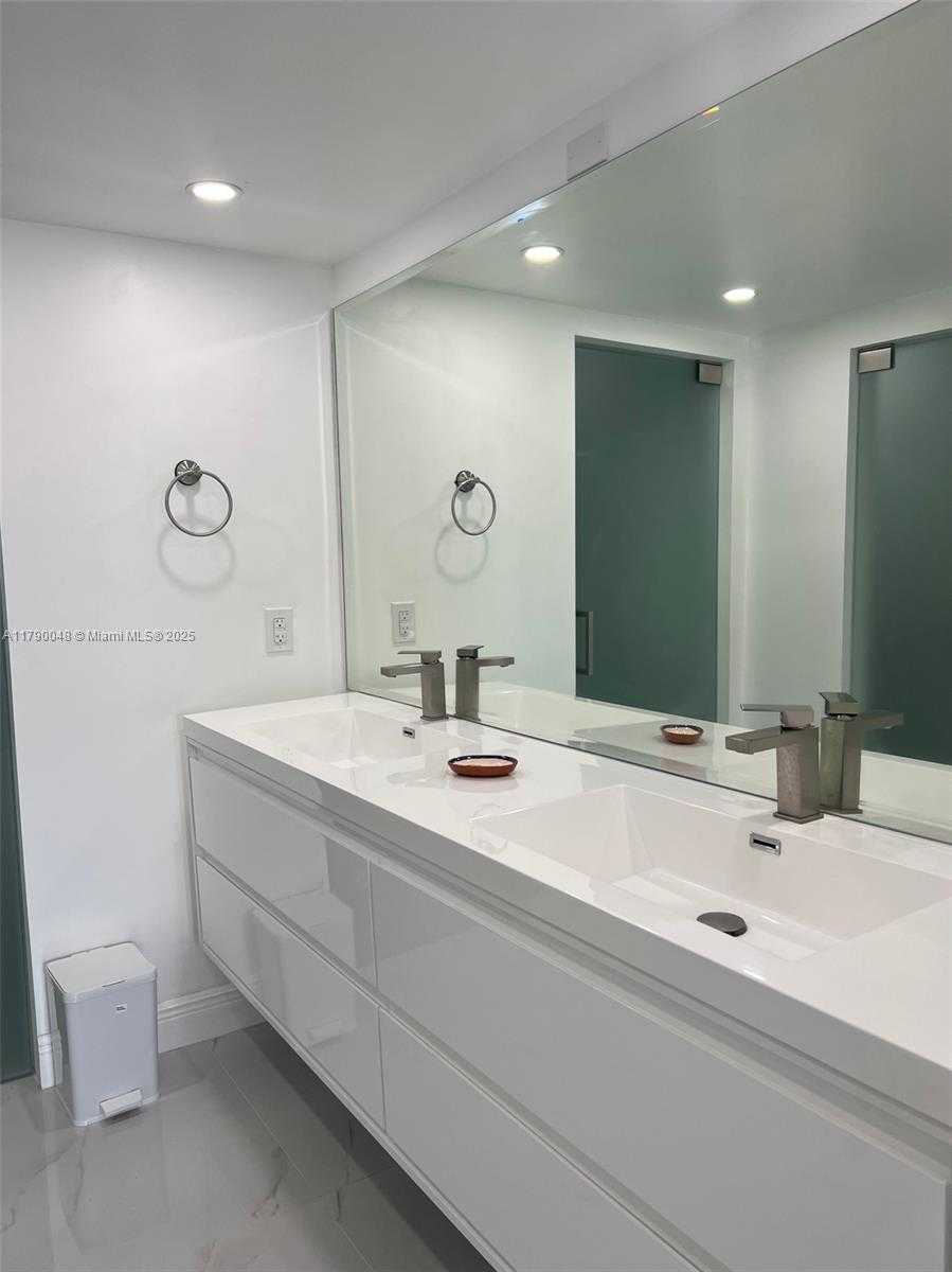 Small Image of 155 OCEAN LANE DR #1011, Key Biscayne Number 36