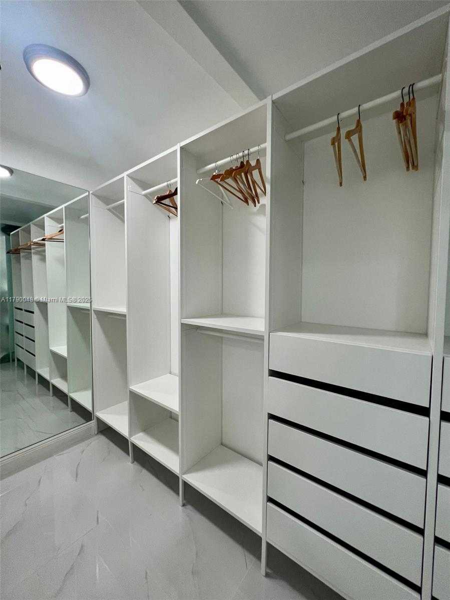 Small Image of 155 OCEAN LANE DR #1011, Key Biscayne Number 37