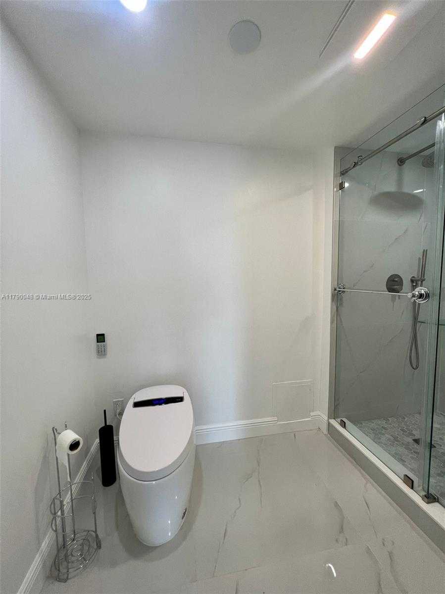 Small Image of 155 OCEAN LANE DR #1011, Key Biscayne Number 39