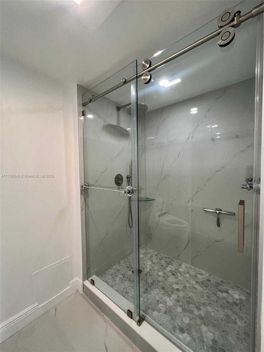 Small Image of 155 OCEAN LANE DR #1011, Key Biscayne Number 42