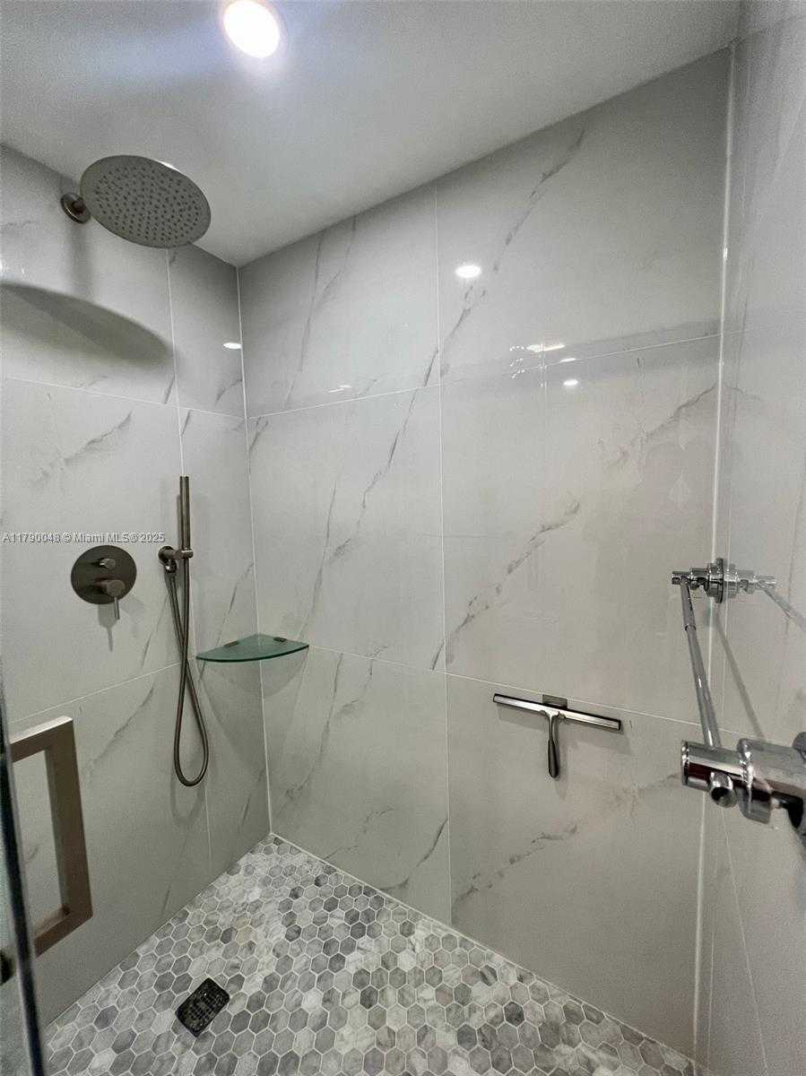 Small Image of 155 OCEAN LANE DR #1011, Key Biscayne Number 44