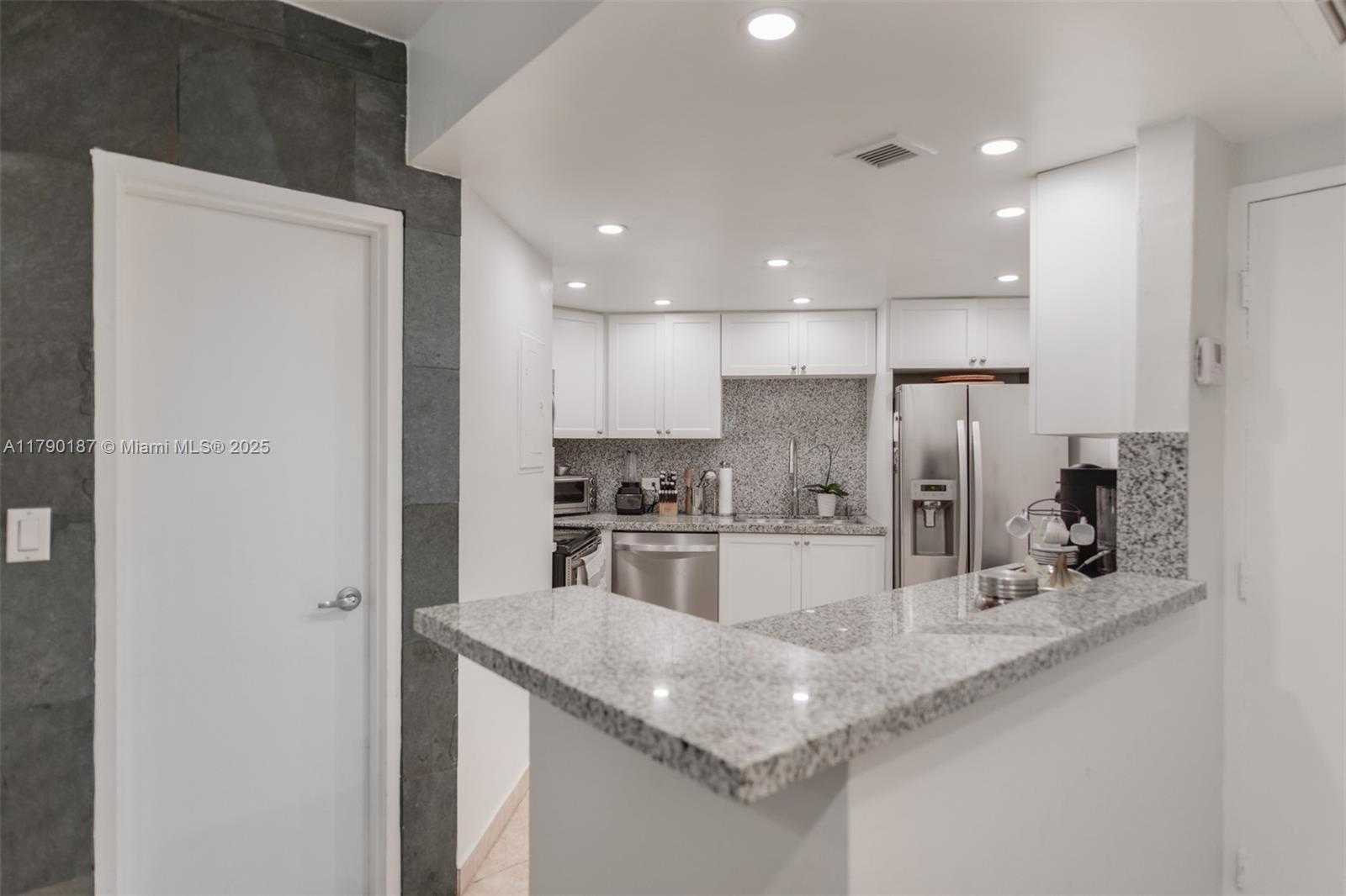 Small Image of 905 BRICKELL BAY DR #1424, Miami Number 3