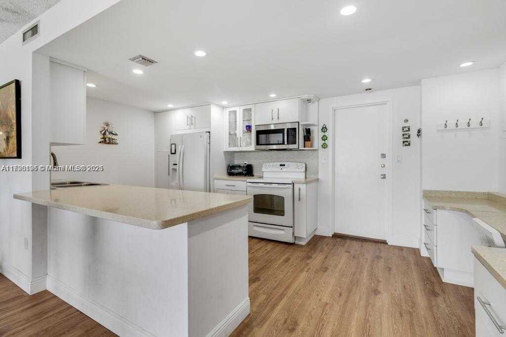 Small Image of 199 OCEAN LANE DR #1006, Key Biscayne Number 12