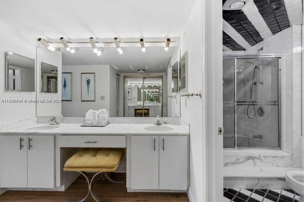 Small Image of 199 OCEAN LANE DR #1006, Key Biscayne Number 2
