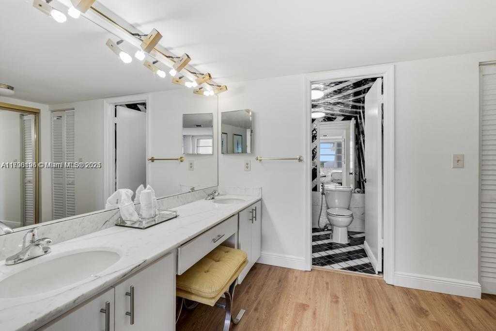 Small Image of 199 OCEAN LANE DR #1006, Key Biscayne Number 3
