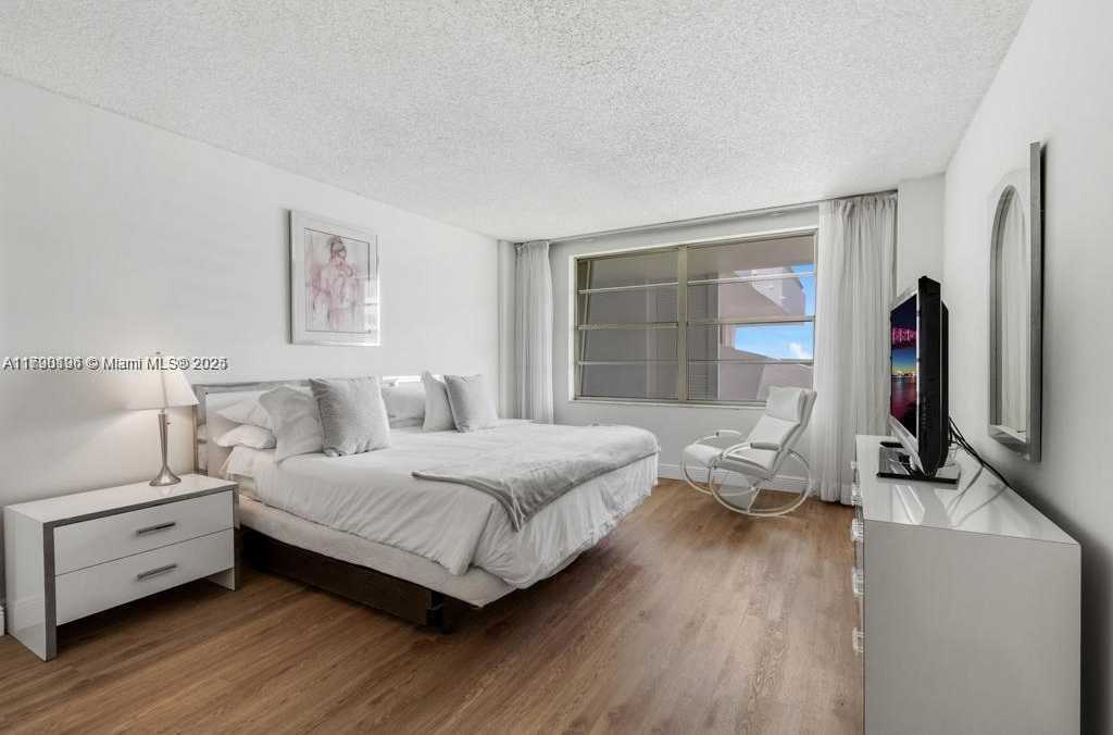 Small Image of 199 OCEAN LANE DR #1006, Key Biscayne Number 6
