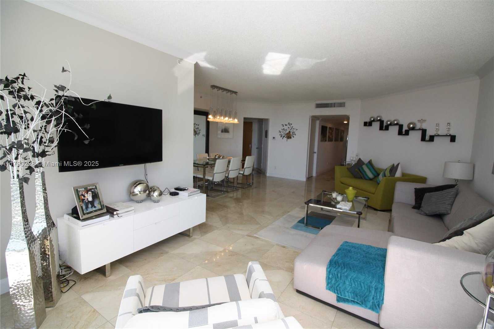 Small Image of 21205 YACHT CLUB DR #2806, Aventura Number 11
