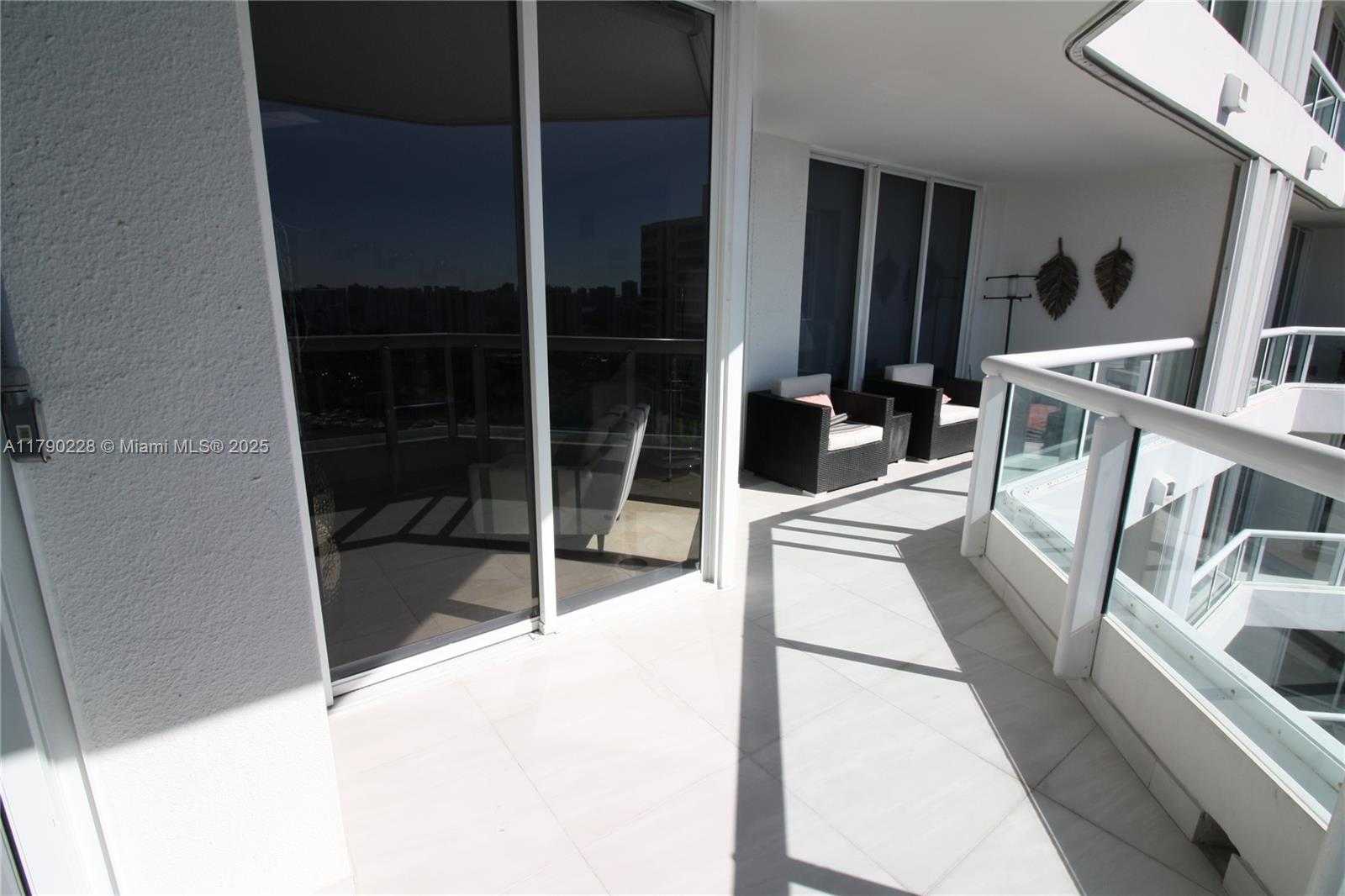Small Image of 21205 YACHT CLUB DR #2806, Aventura Number 14
