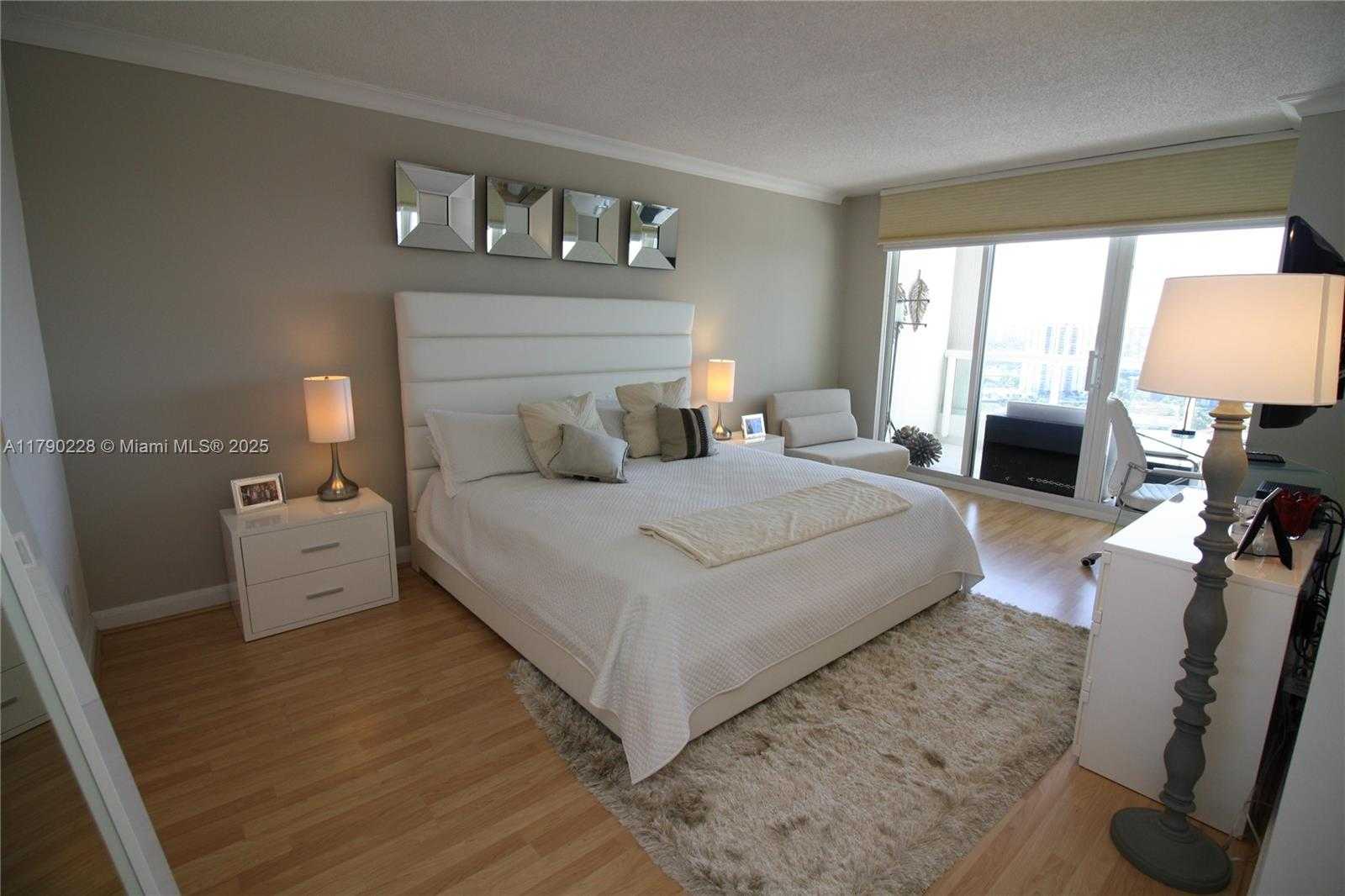 Small Image of 21205 YACHT CLUB DR #2806, Aventura Number 6